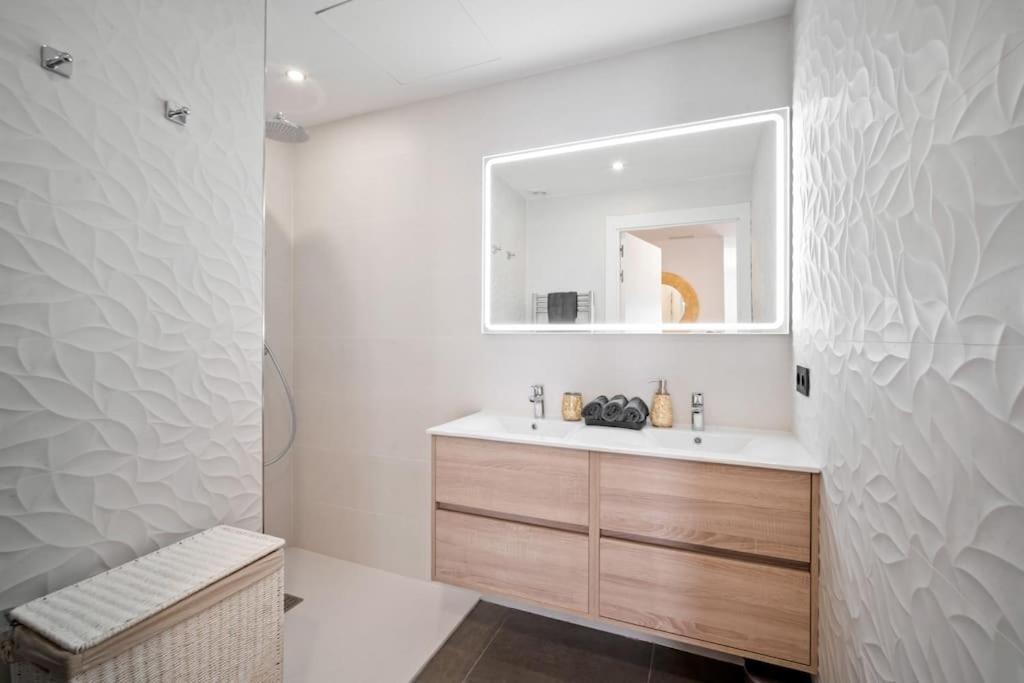 Puerto Banus Luxurious Apartment In The Heart Of The Port มาร์เบยา ภายนอก รูปภาพ